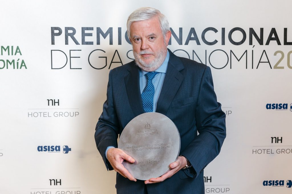 El crítico gastronómico Carlos Maribona con su Premio Nacional de Gastronomía